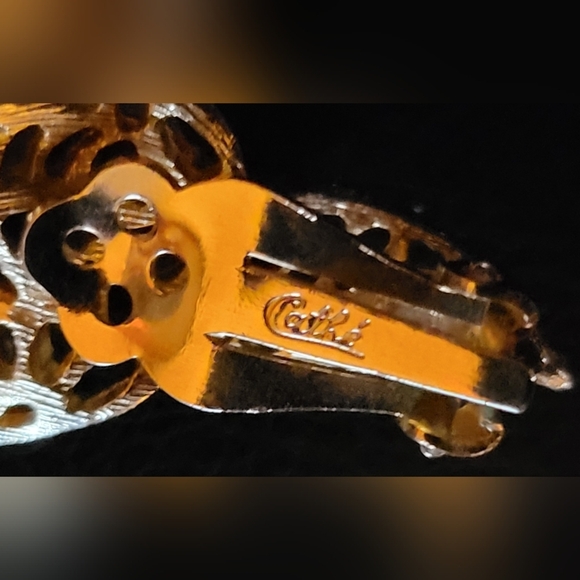 1960'S, CATHE, GOLD TONE CLIP ON EARRINGS! GOLD TONE VINTAGE BROOCH. - Picture 2 of 8